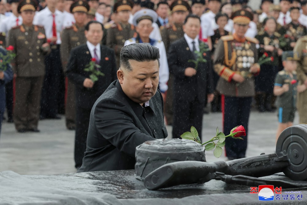 경애하는 김정은동지께서 위대한 전승 71돐에 즈음하여 전쟁로병들과 함께 조국해방전쟁참전렬사묘를 찾으시였다