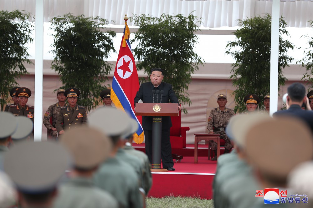 경애하는 김정은동지께서 큰물피해지역 수재민들을 구출하는데서 특출한 무훈을 세운 조선인민군 공군 직승비행부대를 축하방문하시였다