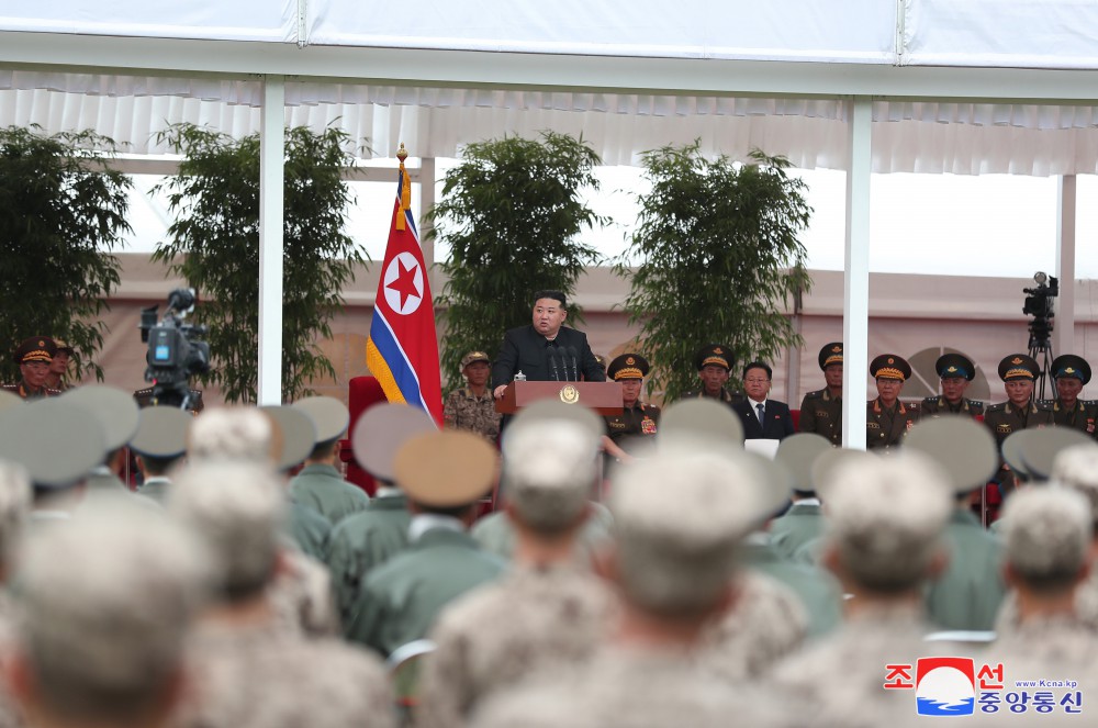 경애하는 김정은동지께서 큰물피해지역 수재민들을 구출하는데서 특출한 무훈을 세운 조선인민군 공군 직승비행부대를 축하방문하시였다