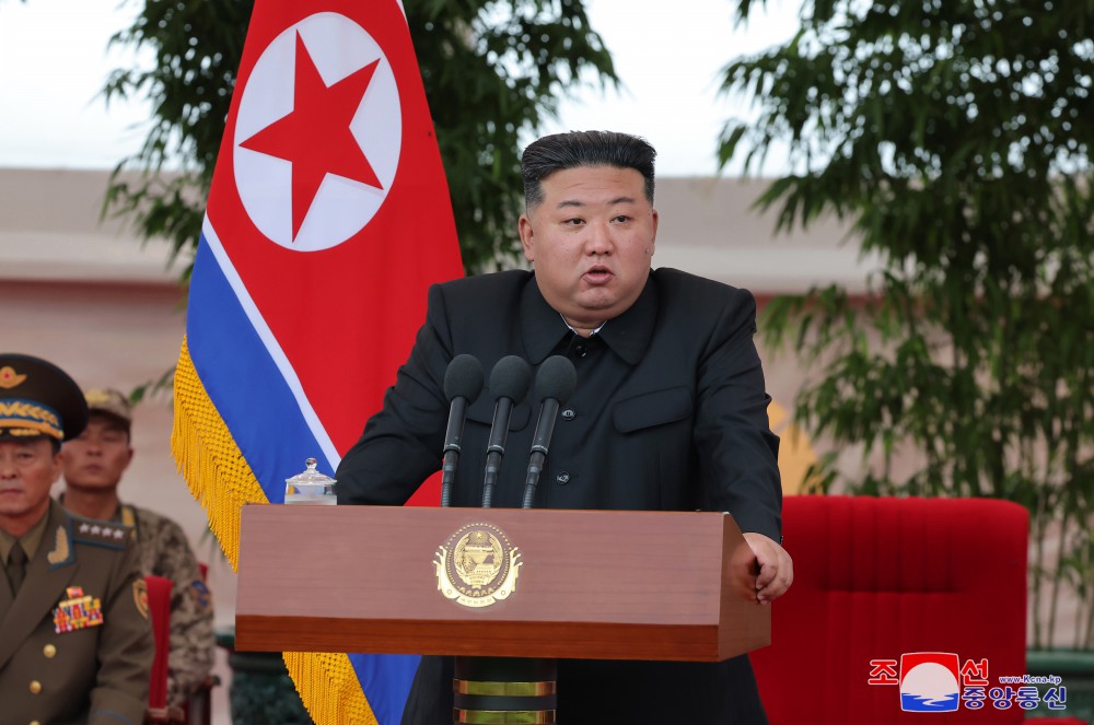 경애하는 김정은동지께서 큰물피해지역 수재민들을 구출하는데서 특출한 무훈을 세운 조선인민군 공군 직승비행부대를 축하방문하시였다
