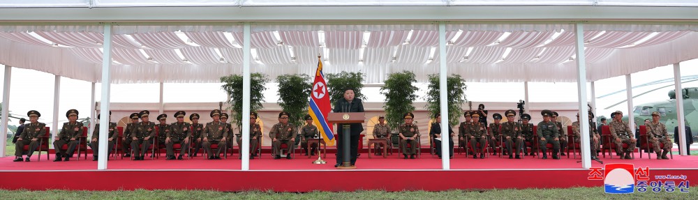 경애하는 김정은동지께서 큰물피해지역 수재민들을 구출하는데서 특출한 무훈을 세운 조선인민군 공군 직승비행부대를 축하방문하시였다