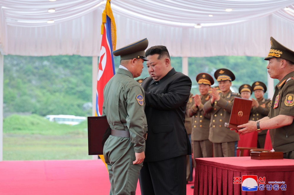 경애하는 김정은동지께서 큰물피해지역 수재민들을 구출하는데서 특출한 무훈을 세운 조선인민군 공군 직승비행부대를 축하방문하시였다