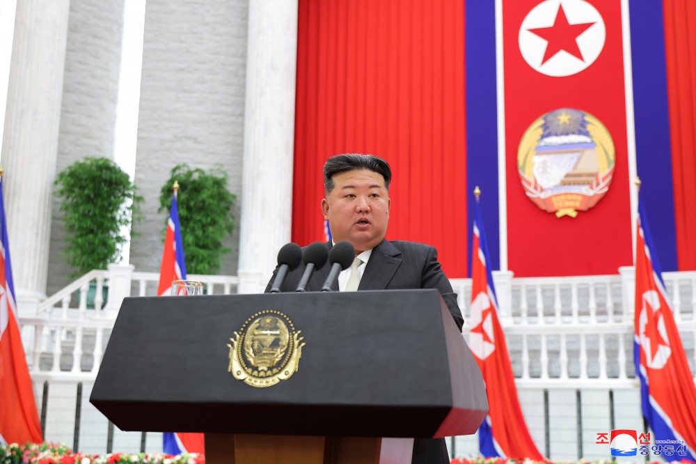 경애하는 김정은동지께서 국경절에 즈음하여 당과 정부의 지도간부들을 만나 축하하시고 국가사업방향에 관한 중요연설을 하시였다