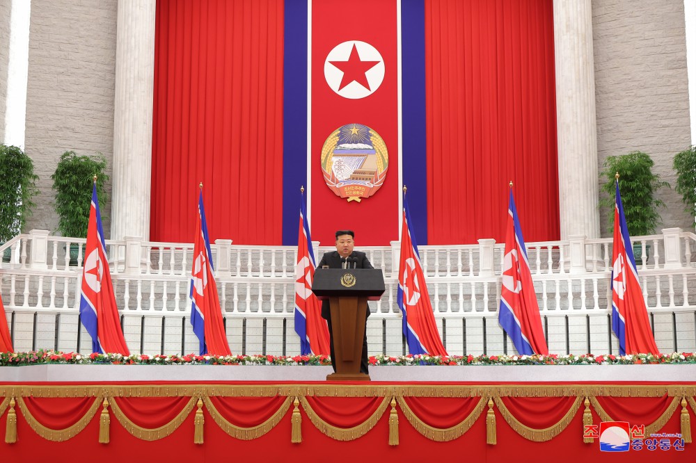 경애하는 김정은동지께서 국경절에 즈음하여 당과 정부의 지도간부들을 만나 축하하시고 국가사업방향에 관한 중요연설을 하시였다