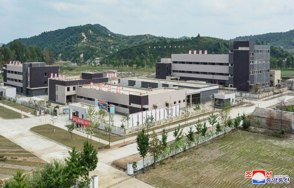 경애하는 김정은동지께서 평북도 지방공업공장건설장을 현지지도하시였다