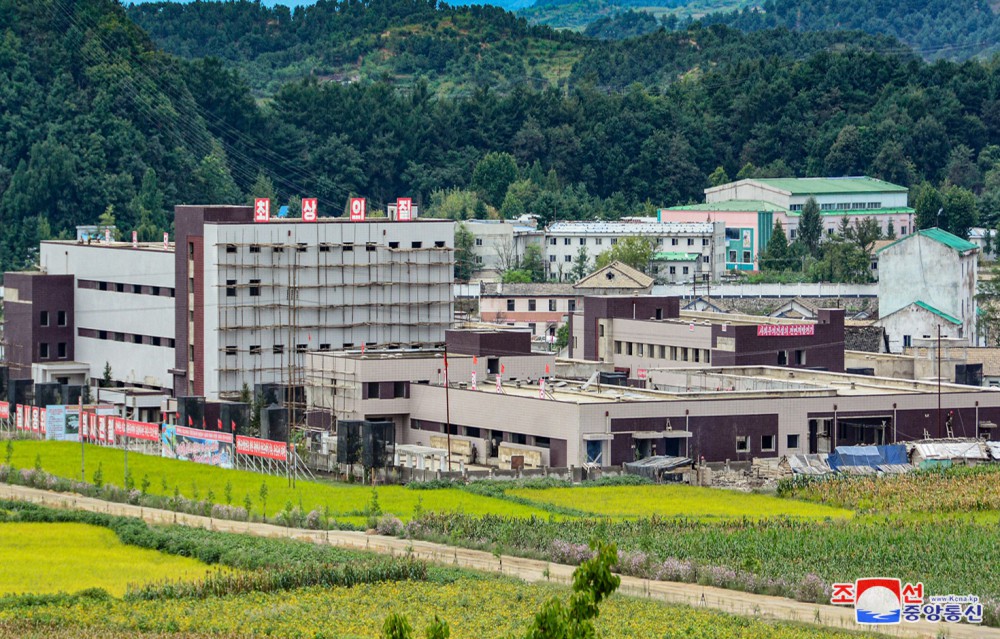 경애하는 김정은동지께서 평북도 지방공업공장건설장을 현지지도하시였다