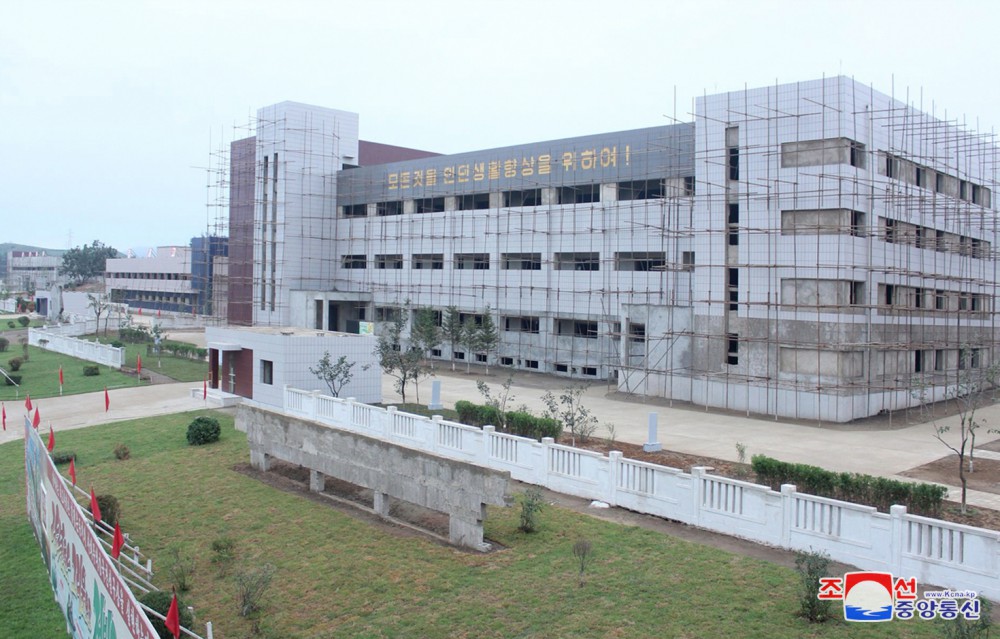 경애하는 김정은동지께서 평북도 지방공업공장건설장을 현지지도하시였다