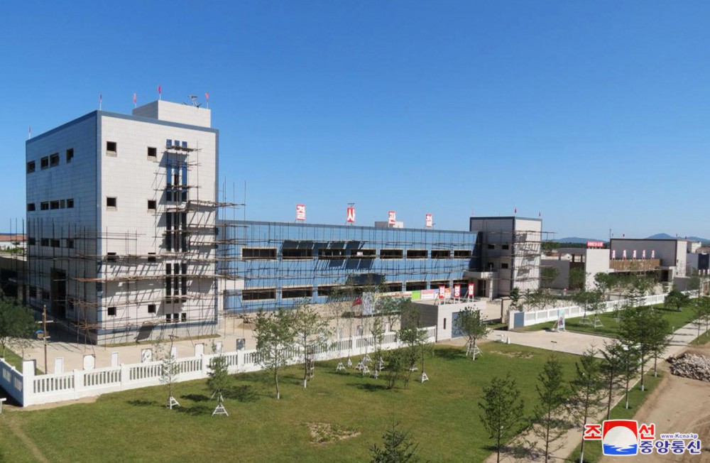 경애하는 김정은동지께서 평북도 지방공업공장건설장을 현지지도하시였다