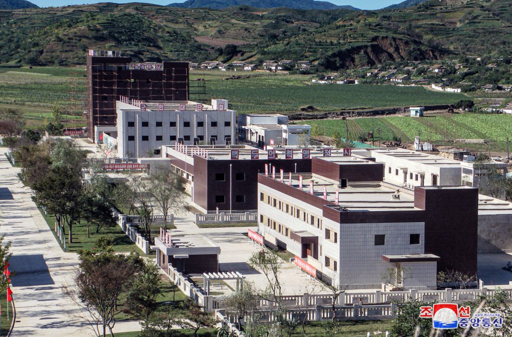 경애하는 김정은동지께서 평북도 지방공업공장건설장을 현지지도하시였다