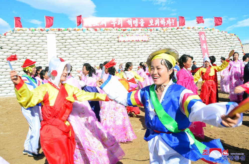 咸镜南道定平郡湖南农场超额完成国家粮食生产计划　举行年终分配活动