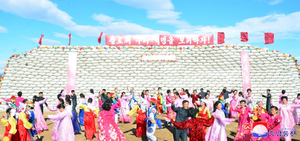 咸镜南道定平郡湖南农场超额完成国家粮食生产计划　举行年终分配活动