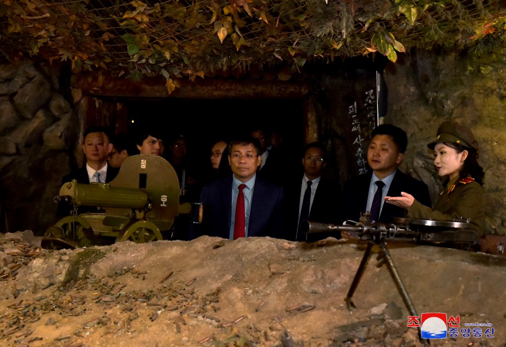 越南社会主义共和国外交部代表团参观各处
