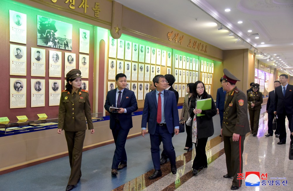 越南社会主义共和国外交部代表团参观各处