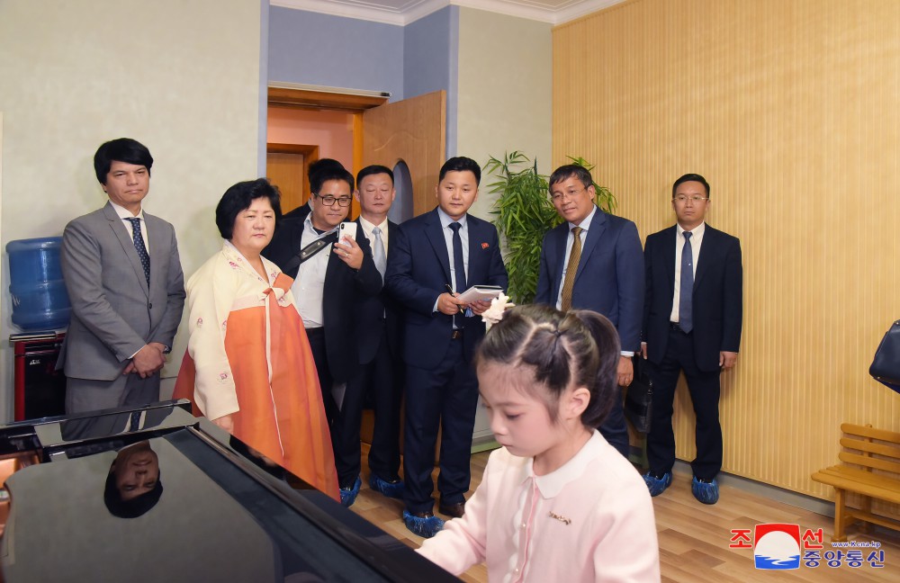 越南社会主义共和国外交部代表团参观各处