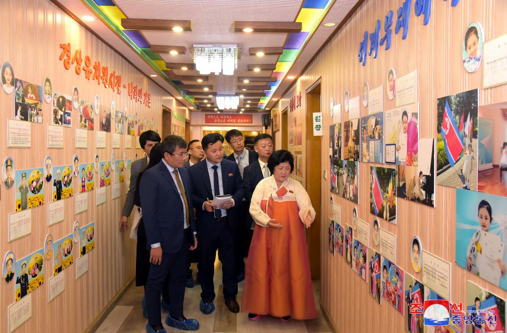 越南社会主义共和国外交部代表团参观各处