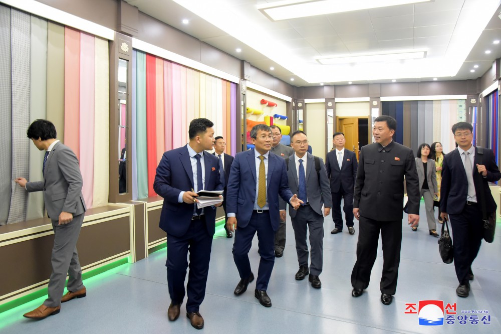 越南社会主义共和国外交部代表团参观各处