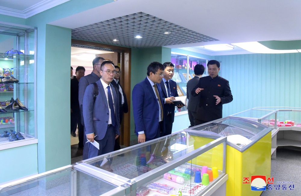越南社会主义共和国外交部代表团参观各处