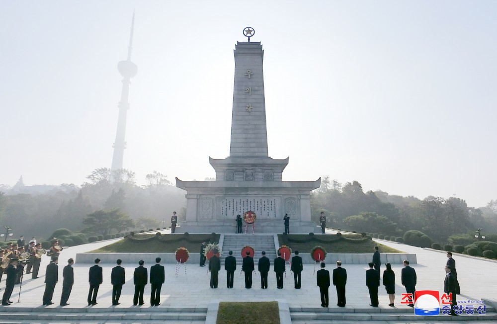 中国人民志愿军赴朝参战７４周年纪念日向友谊塔敬献花圈仪式举行