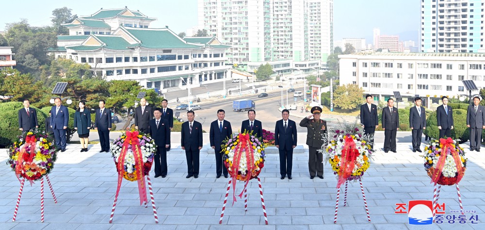 中国人民志愿军赴朝参战７４周年纪念日向友谊塔敬献花圈仪式举行