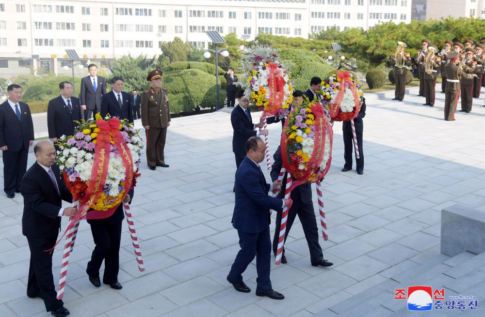 中国人民志愿军赴朝参战７４周年纪念日向友谊塔敬献花圈仪式举行