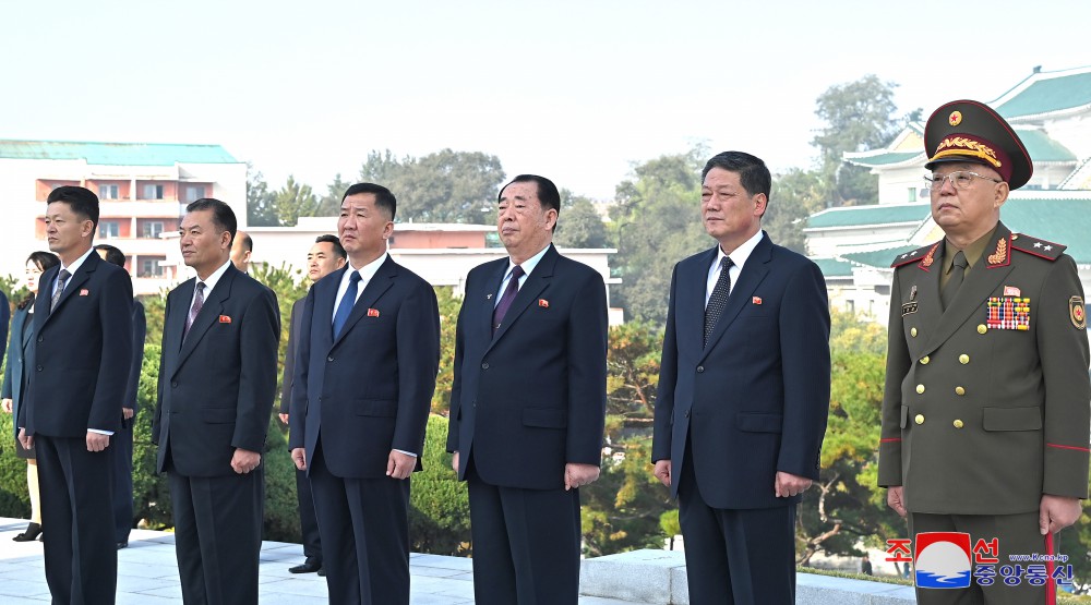 中国人民志愿军赴朝参战７４周年纪念日向友谊塔敬献花圈仪式举行