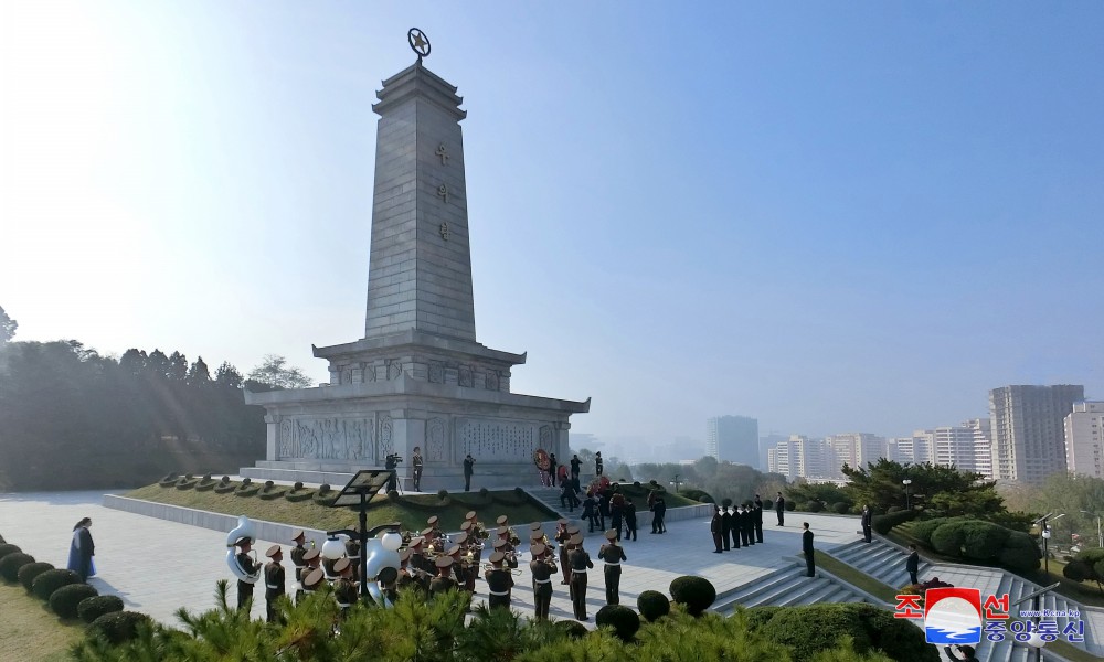 中国人民志愿军赴朝参战７４周年纪念日向友谊塔敬献花圈仪式举行