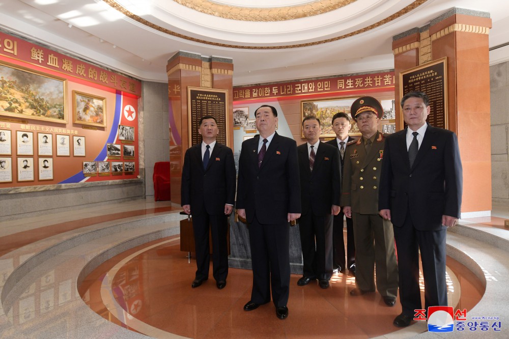 中国人民志愿军赴朝参战７４周年纪念日向友谊塔敬献花圈仪式举行