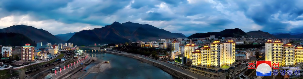 特色灯饰烘托江界市夜景