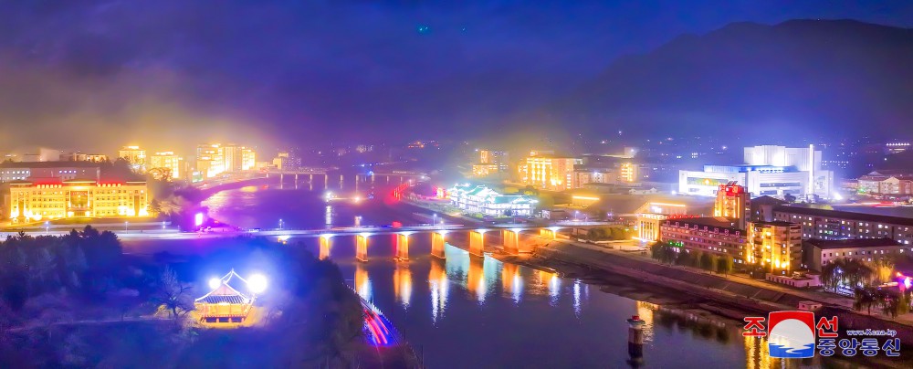 特色灯饰烘托江界市夜景