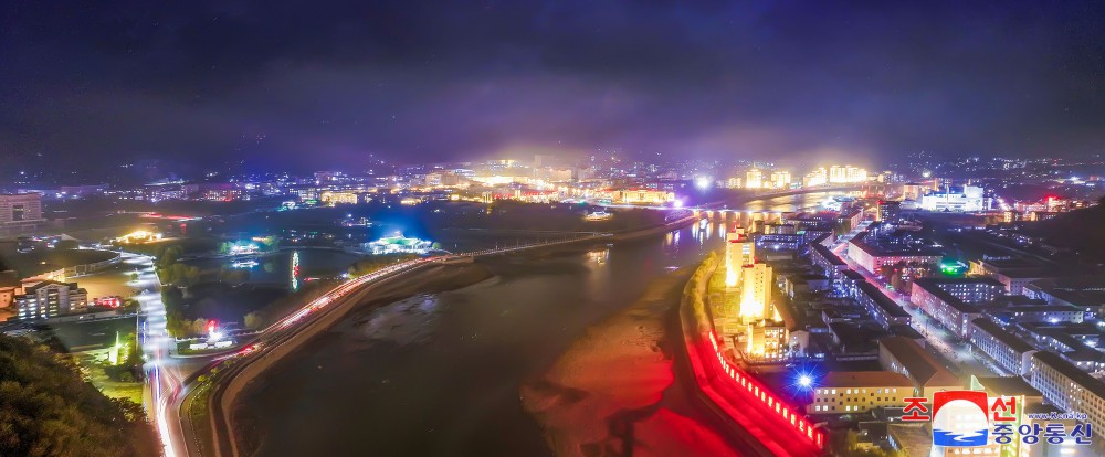 特色灯饰烘托江界市夜景