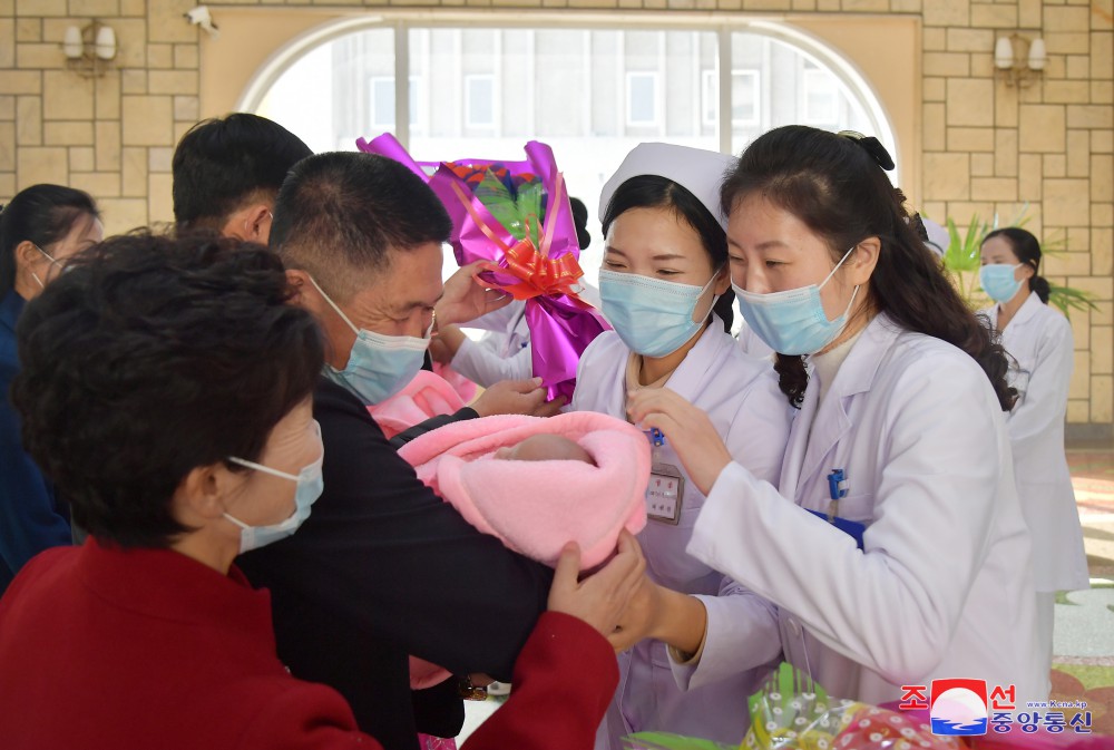 平壤妇产医院第５４９个三胞胎健康出院