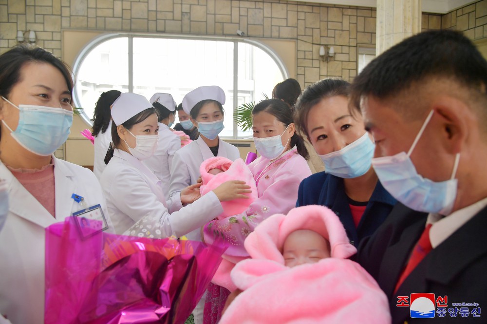平壤妇产医院第５４９个三胞胎健康出院