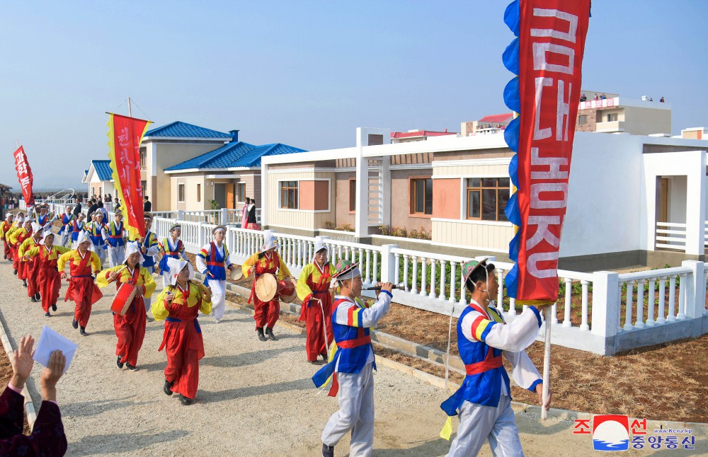 平壤市农村经济委员会金垈农场举行迁居仪式