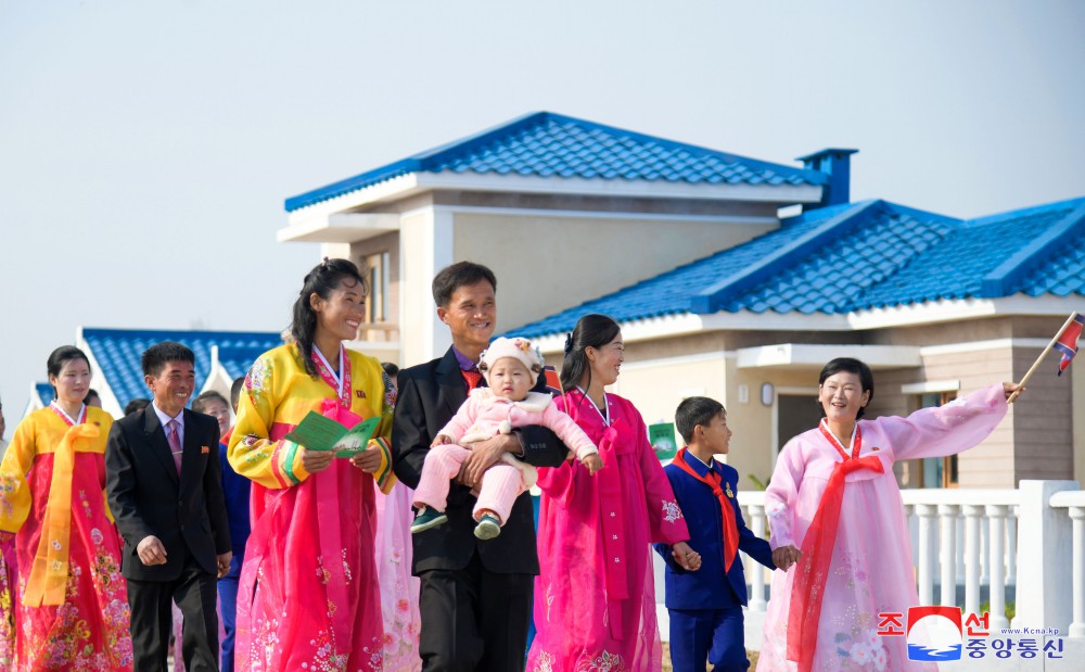 平壤市农村经济委员会金垈农场举行迁居仪式