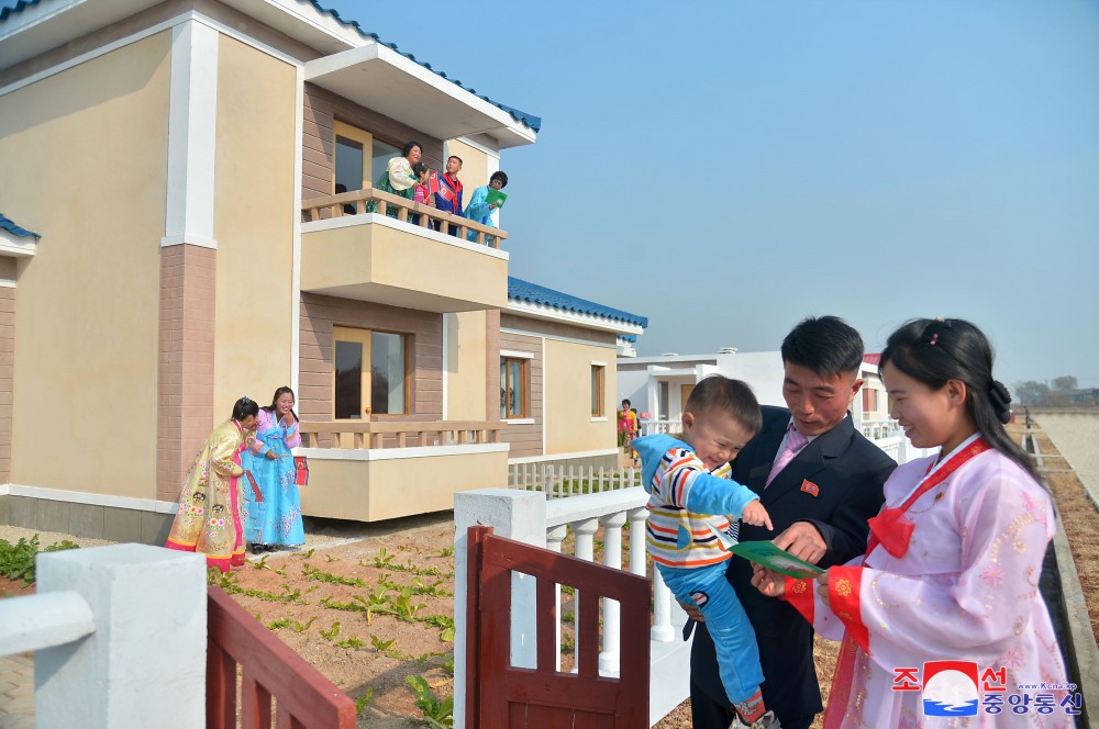 平壤市农村经济委员会金垈农场举行迁居仪式