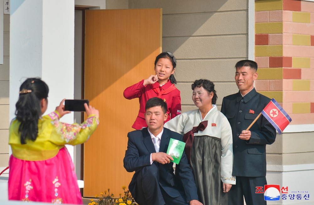平壤市农村经济委员会金垈农场举行迁居仪式
