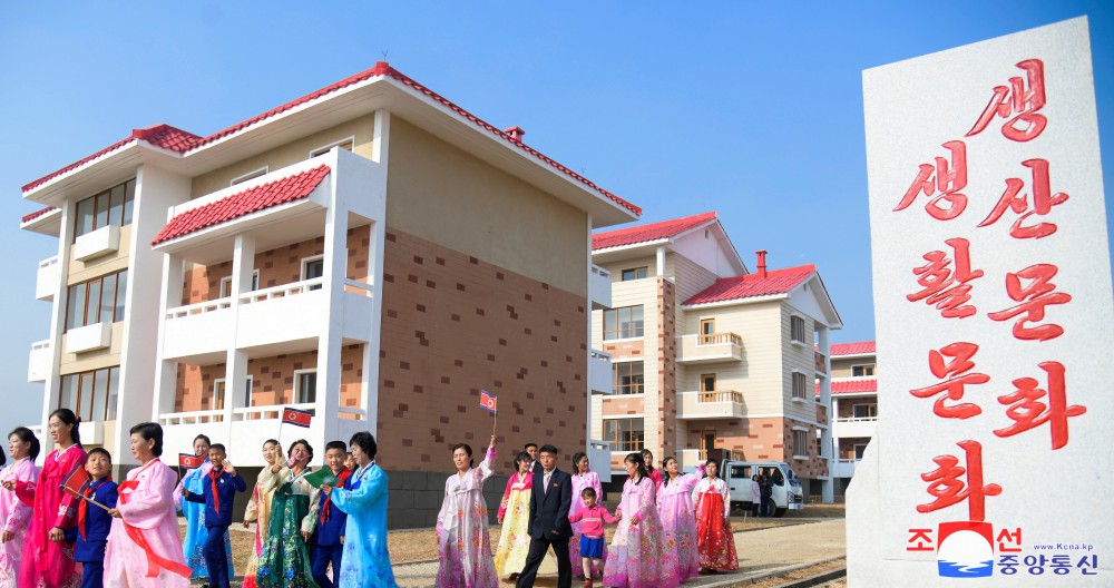 平壤市农村经济委员会金垈农场举行迁居仪式
