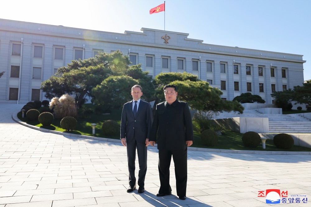 경애하는 김정은동지께서 로씨야련방 자연부원생태학상 알렉싼드르 꼬즐로브동지를 접견하시였다