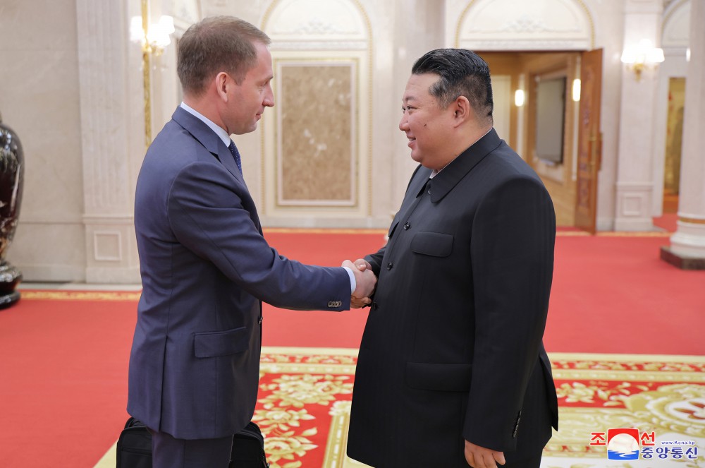 경애하는 김정은동지께서 로씨야련방 자연부원생태학상 알렉싼드르 꼬즐로브동지를 접견하시였다