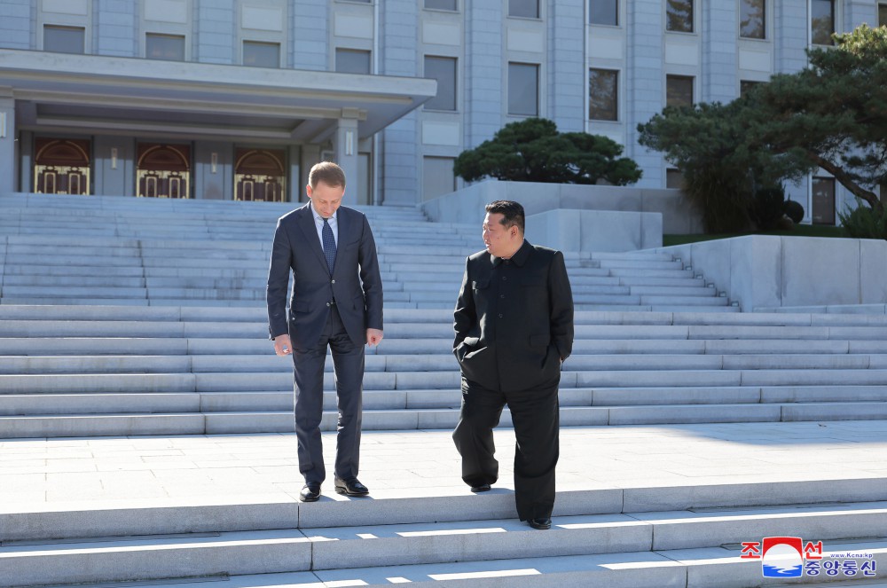 경애하는 김정은동지께서 로씨야련방 자연부원생태학상 알렉싼드르 꼬즐로브동지를 접견하시였다