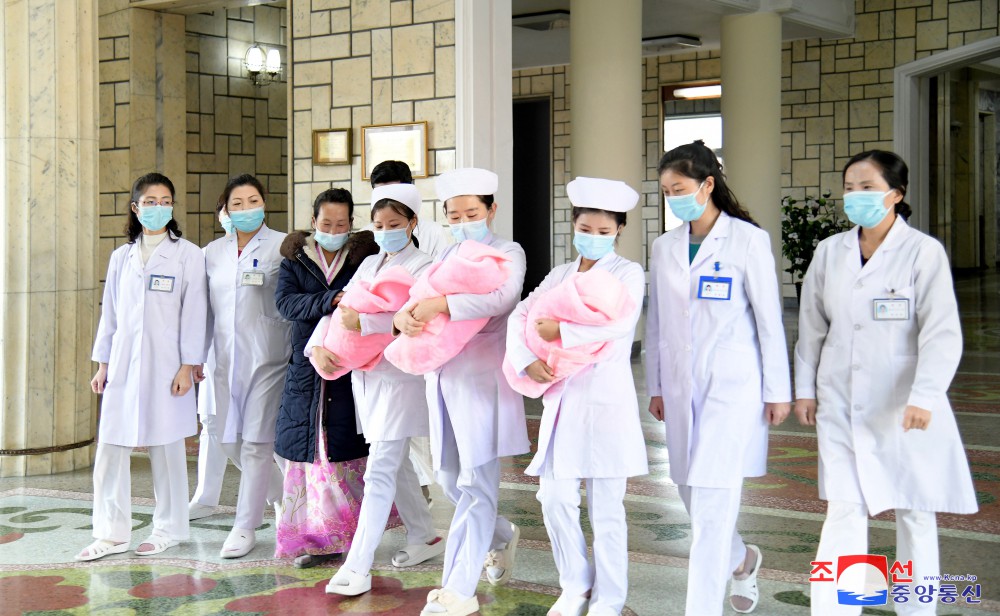 平壤妇产医院第５５０个三胞胎健康出院