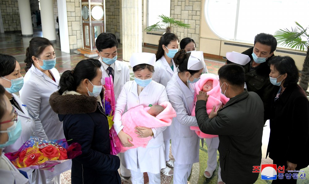 平壤妇产医院第５５０个三胞胎健康出院