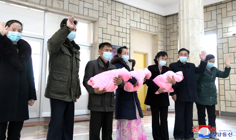 平壤妇产医院第５５０个三胞胎健康出院