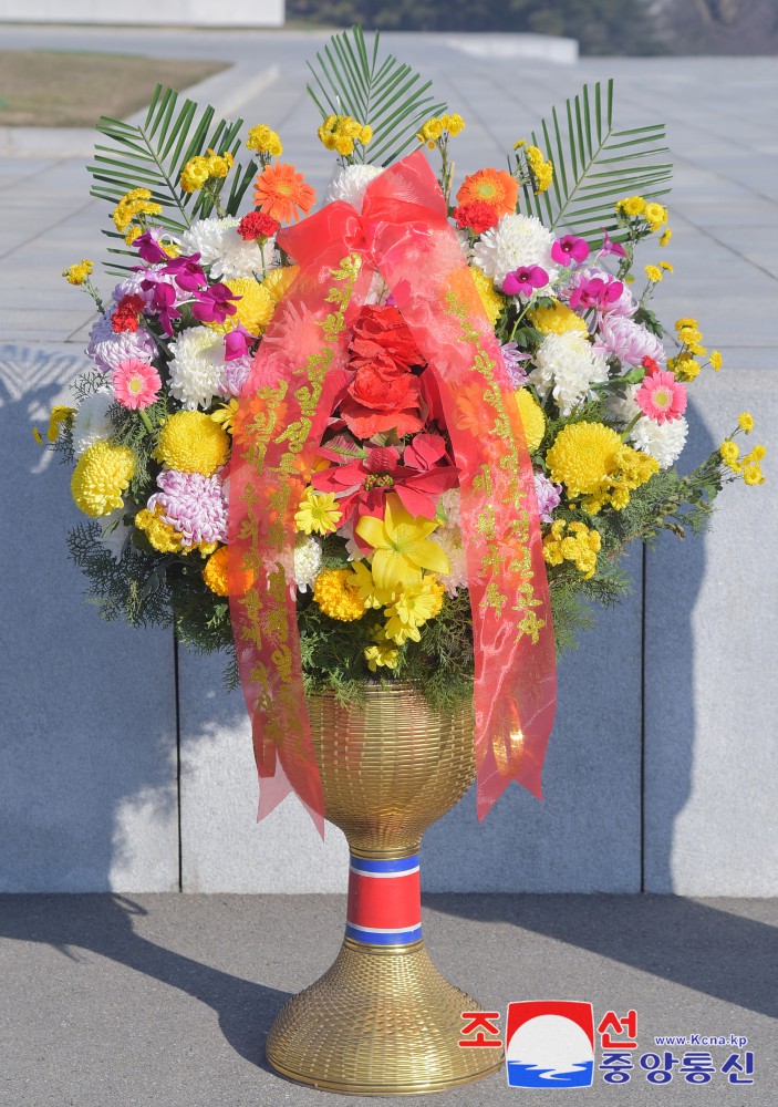海外友好人士家属向伟大领袖金日成同志和伟大领导者金正日同志铜像送来花篮