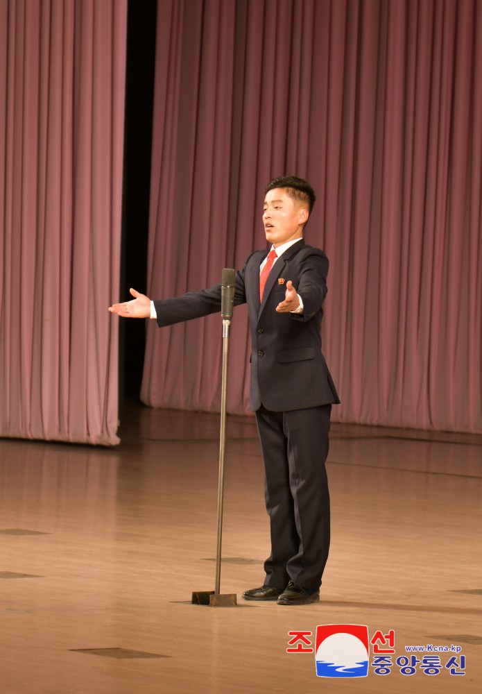 各群众团体在伟大领导者金正日同志逝世１３周年之际举行集会