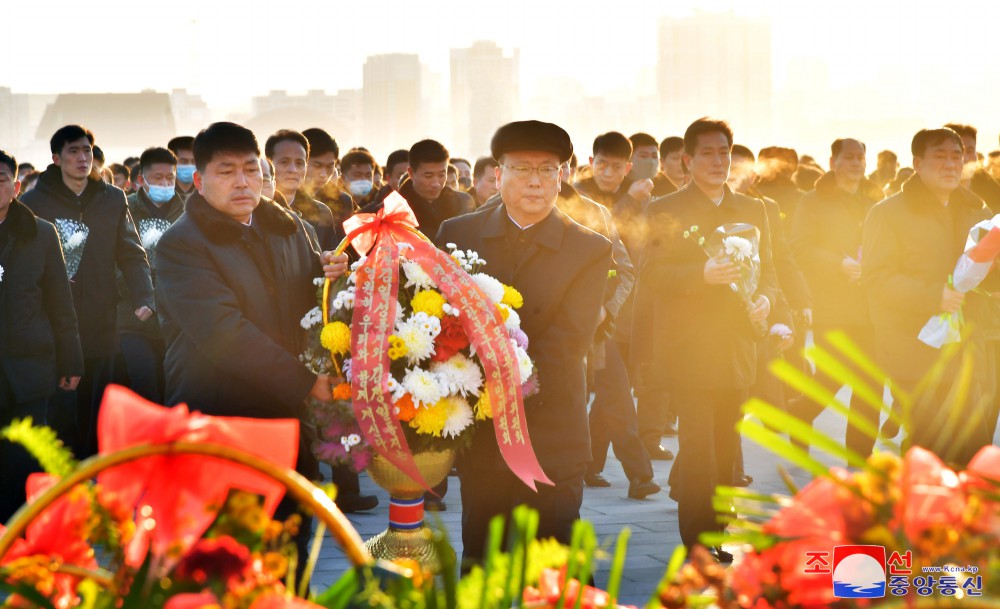 我国民众向伟大领袖金日成同志和伟大领导者金正日同志铜像敬献花篮