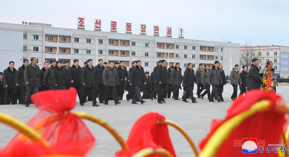 我国民众向伟大领袖金日成同志和伟大领导者金正日同志铜像敬献花篮