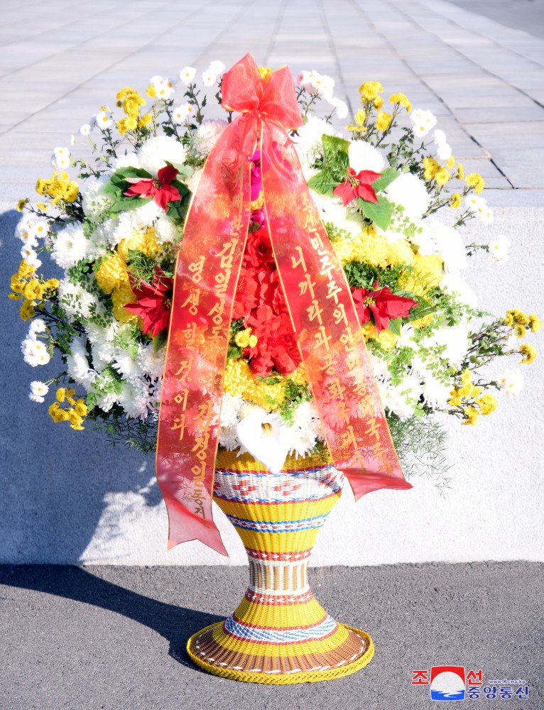 越南老挝尼加拉瓜大使馆成员向伟大领袖金日成同志和伟大领导者金正日同志铜像敬献花篮