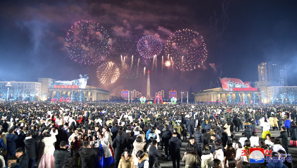 ﻿По случаю Нового 2025 года проведена церемония поднятия Государственного флага и дан торжественный салют