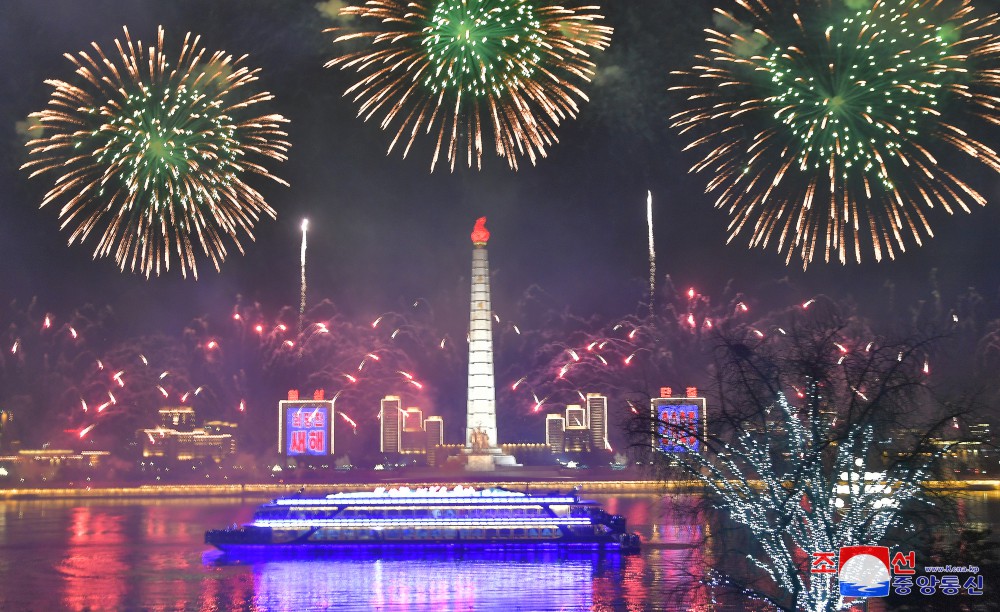 ﻿По случаю Нового 2025 года проведена церемония поднятия Государственного флага и дан торжественный салют